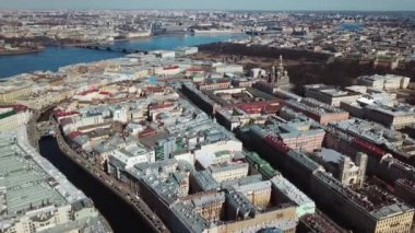 Saint Petersburgs kanalları, nehir, köprü, sonbahar güneşli gün modern ve tarihi binalarda hava görünümünü. Yukarıdan harika görünümü.