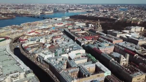 A légi felvétel a Saint Petersburgs csatornákat, a folyó, a hidak, a modern és a történelmi épületek, az őszi napsütésben. Gyönyörű kilátás a magasból. — Stock videók