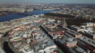 Neva nehir, köprü ve diğer modern ve tarihi binalar Saint Petersburg şehrin havadan görünümü. Yukarıdan Saint Petersburgs göster.