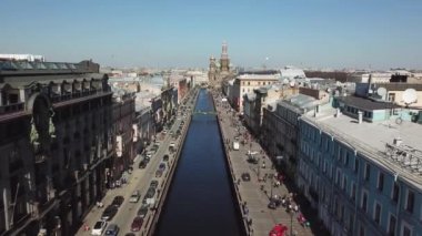 Tarihi ve modern binalar, arabalar ve insanlar havadan görünümü açık güneşli gün Saint Petersburgs kanal kıyısında. Şehrin güzel hava.