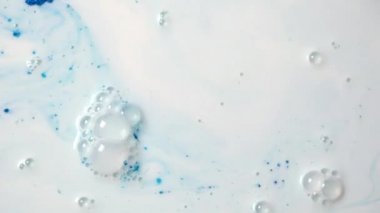 Gıda boyası Close-Up renkli arka plan oluşturma süt ile karıştırılır. Güzel kimyasal deney.