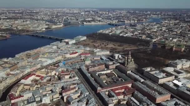 Vista aérea do rio Neva, pontes e outros edifícios modernos e históricos da cidade de São Petersburgo. São Petersburgo vista de cima . — Vídeo de Stock