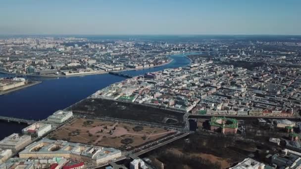 Vista aérea del río Neva, puentes y otros edificios modernos e históricos de la ciudad de San Petersburgo. San Petersburgo vista desde arriba . — Vídeos de Stock