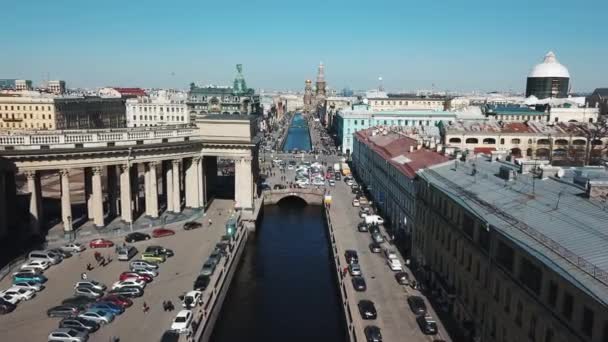 Tarihi ve modern binalar, arabalar ve insanlar havadan görünümü açık güneşli gün Saint Petersburgs kanal kıyısında. Şehrin güzel hava. — Stok video