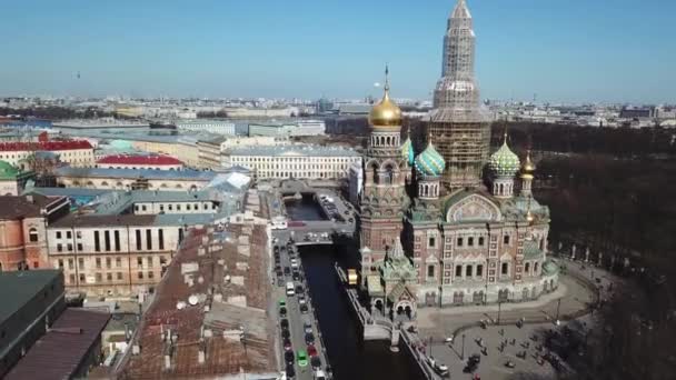 Aerial view of the Church of the Saviour on Spilled Blood in Saint Petersburg against the blue clear sky. Autumn city landscape. — Stock Video