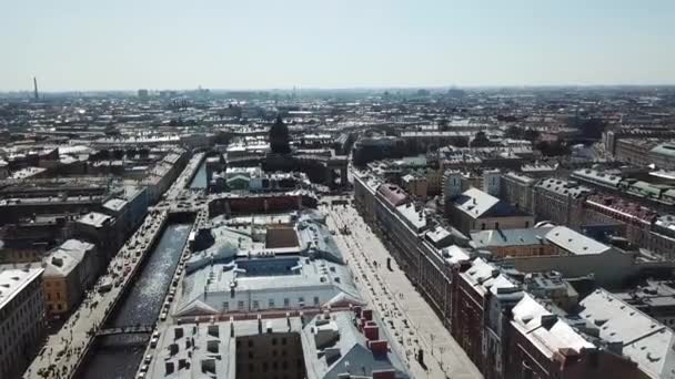 Flygfoto över floden kanal, broar, Kazan-katedralen och andra moderna och historiska byggnader av staden Sankt Petersburg. Saint Petersburgs Visa från ovan. — Stockvideo