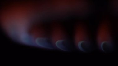 Gaz geçiş bulanık görmek karanlıkta soba. Mavi alev.