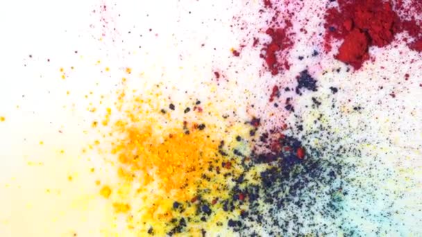 Parlak renkli toz lekeleri beyaz sıvı yüzeyindeki close-up. Sanat ve resim. — Stok video