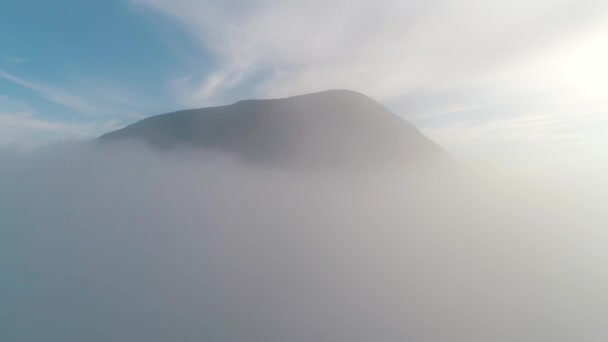 Luchtfoto van bergtop in wolken tegen blauwe hemel. Berglandschap. — Stockvideo