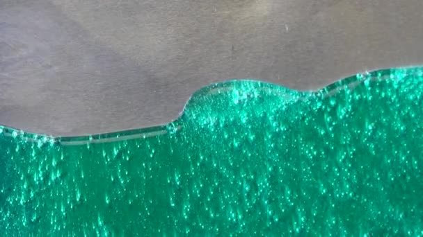 Close-up de gel turquesa derramado sobre uma superfície cinzenta. Textura colorida . — Vídeo de Stock