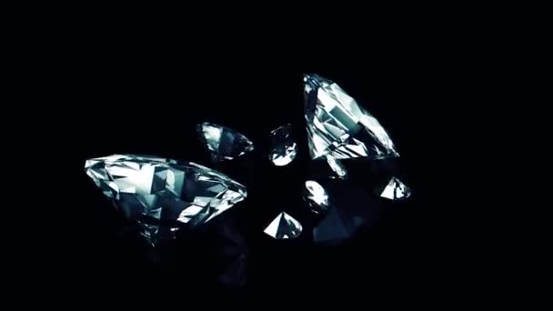 Diamanti piccoli e grandi che cadono sulla superficie nera, monocromatici. Bellissimi cristalli sfaccettati di diverse dimensioni . — Video Stock