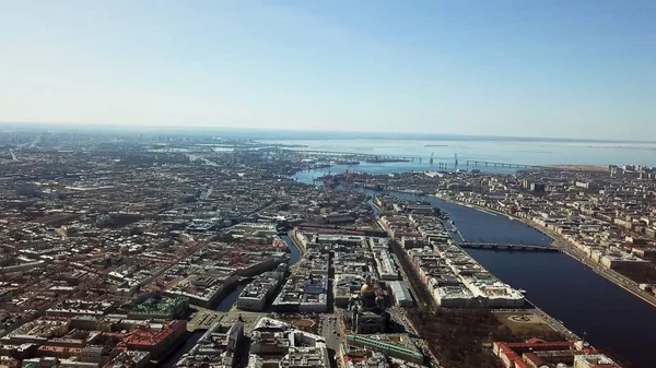 Vista dall'alto del centro storico situato sul fiume. Città vecchia con particolare vecchia architettura di case ed edifici, in piedi sul fiume. Città vecchia sembra bella nella giornata di sole — Foto Stock