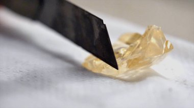 Yarı saydam kehribar örnek. Yarı saydam kehribar deneyler küçük örnek Close-Up laboratuarda yürütülmektedir