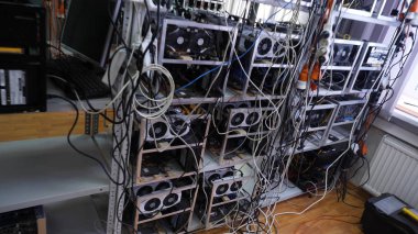 Araştırma grubu teller ile. Rafları cryptocurrency araştırma grubu için ekipman ile renkli teller asılı yakın çekim