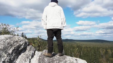 Arka görünümü adam dağ cliff üzerinde duran