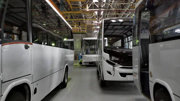 버스 생산 라인 공장에 대 한 닫습니다. 장면입니다. 새로운, 현대, 백색 버스 버스 컨베이어에 실내 서. — 스톡 사진