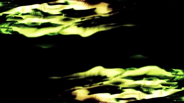 Animación abstracta con líneas anchas, curvas y verdes bajo el flujo tranquilo del agua, bucle sin costuras. Ondas brillantes del río o arroyo abstracto . — Vídeo de stock