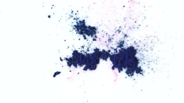 Fondo colorido con sustancia lechosa y tintas azules secas brillantes que flotan en él. Vista superior de pinturas en polvo seco de color en la superficie de líquido blanco . — Vídeos de Stock