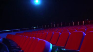 Boş satırları sandalye sinema salonu. Arka plan projektör ışık ile karanlık odada kırmızı koltuk boş sinema salonu
