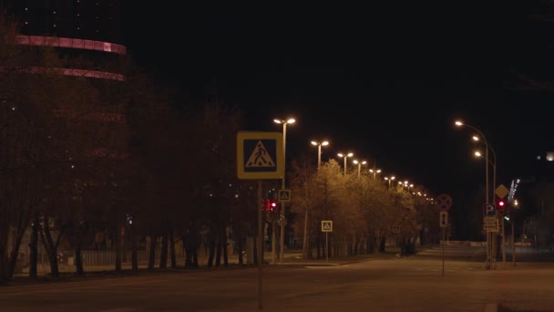 Rua vazia da cidade com estrada à noite. Noite devastada cidade e ruas desertas envolto em paz e tranquilidade em raios de lanternas — Vídeo de Stock