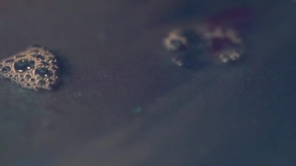 Karanlık su glitter ile close-up. Alt ve yüzey float küçük kabarcıklar su toz Sim ile karıştırılarak yerleşmiş — Stok video