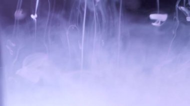 Mürekkep splash su. Arka plan beyaz mürekkep siyah arka plan üzerine düşen suya yakın çekim. Duman hareketli ya da sis zihin etkisi