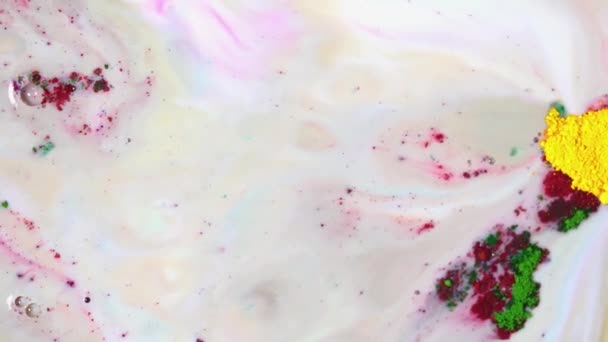 Inchiostro colorato in polvere nel latte. Il primo piano di mescolanza di vernici a polvere colorata e si muove su superficie di liquido bianco. Sfondo artistico con vernici a polvere e macchie in stile arte fluida — Video Stock