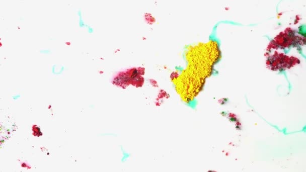 Primo piano di vernice a polvere colorata sull'acqua. Disegno d'arte astratto di macchie di vernice in polvere su liquido bianco. Bellissima infusione colorata colorata di colori sull'acqua — Video Stock