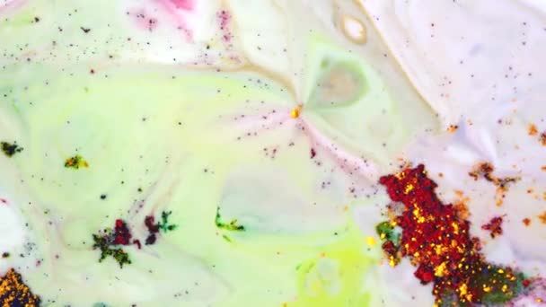 Gros plan de peinture en poudre colorée sur l'eau. Dessin d'art abstrait de taches de peinture en poudre sur liquide blanc. Belle infusion colorée colorée de couleurs sur l'eau 