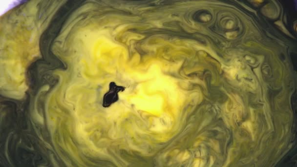 Le vernici multicolori versano in latte di modelli. Primo piano di vernice colorata brillante gocciolante sulla superficie del liquido bianco. Belle strisce astratte di colori fluenti di giallo e nero — Video Stock