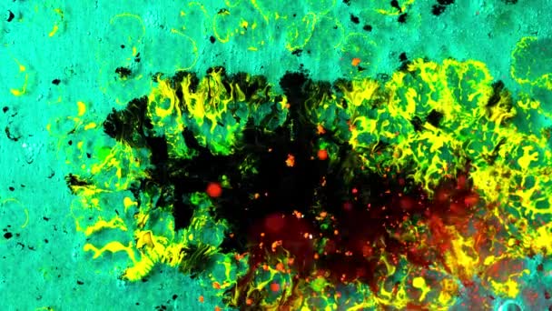 Surface avec des taches d'encre acide. Gros plan de la peinture brillante en poudre sur la surface du liquide peint. Fluide de fond acide coloré avec peintures en poudre — Video