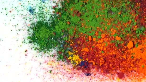 Gros plan du pastel écrasé. Peinture en poudre mélangée colorée sur la surface du liquide blanc. Peinture Holi mélangée et durcie à partir de l'humidité à la surface du lait 