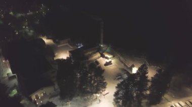 Kış geceleri ormanda ile banliyösü. Küçük. Borular ve karla kaplı parça fenerler orman alanında tarafından gece yaktı banliyö kurumsal Üstten Görünüm