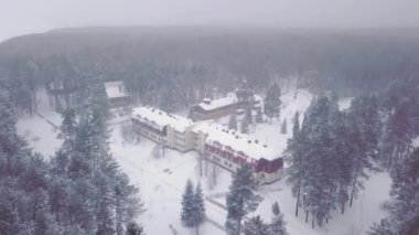 Üstten Görünüm resort Town Kış ormanında. Küçük. Gizemli beldesinde sisli bulutlu havalarda vahşi iğne yapraklı orman temel görünümünü