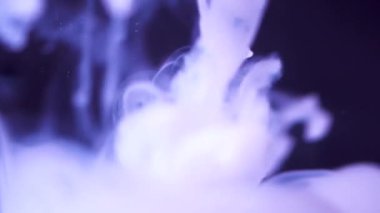 Beyaz yumuşak mürekkep kalın soyut duman seyir su enjekte. Sıvı beyaz Inky bulutlar güzel arka plan siyah su ile karışık.