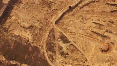 Çöl kumlu bir yolda hareket büyük kırmızı kamyon görünümünü. Çöl gezisi.