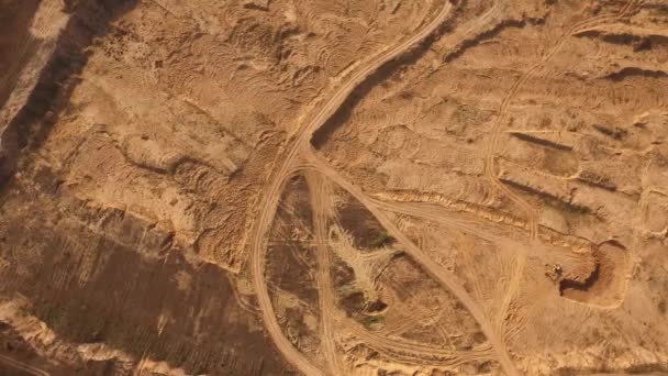 Vista del grande camion rosso nel deserto che si muove su una pista sabbiosa. Viaggio nel deserto . — Video Stock