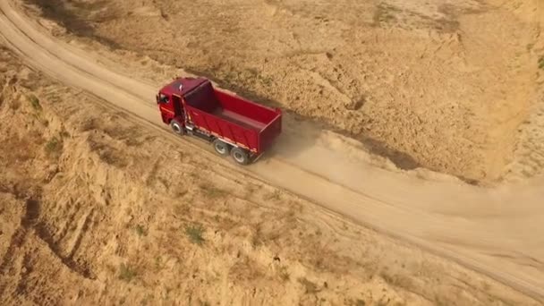 Close-Up Nézd a sivatagba, vagy a dune pályán mozgó piros teherautó. Gyönyörű kilátás a magasból. — Stock videók