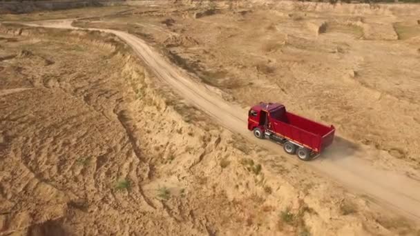 Vista de cerca del camión rojo que se mueve en el desierto o pista de dunas. Hermosa vista desde arriba . — Vídeo de stock