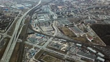Üstten Görünüm gri metropol. Alanları ve bulutlu bir havada geçen uzun otoban olan büyük şehir panoraması. Şehir yerleşim bölgelerinden arka plan üzerinde bir banliyö endüstriyel parçası