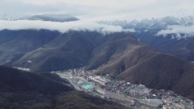 Dağ manzarası Vadisi'nde eski şehir ile en iyi görünümü. Güzel dağ aralıkları sisin içinde karlı zirveleri ve kasaba eteklerinde orman alanının dar vadisinde Panoraması