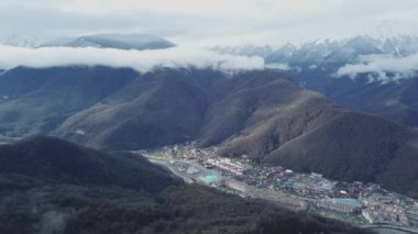 Dağ manzarası Vadisi'nde eski şehir ile en iyi görünümü. Güzel dağ aralıkları sisin içinde karlı zirveleri ve kasaba eteklerinde orman alanının dar vadisinde Panoraması