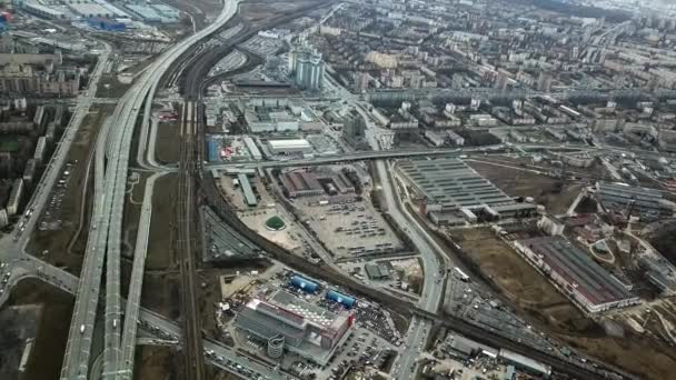 Vista dall'alto della metropoli grigia. Panorama della grande città con aree e passando lungo autostrada in tempo nuvoloso. Zona industriale periferica della città sullo sfondo dei quartieri residenziali — Video Stock