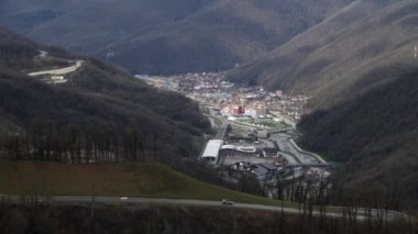 Tatil beldesi dağlar vadisinde yer alır. Foothill kent orman bölgesinde yakındaki yol ile Üstten Görünüm