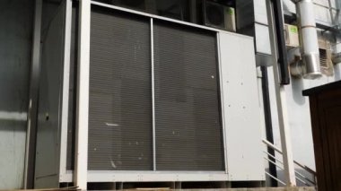 Bina Klima montajı Dış duvarda. Büyük havalandırma veya klima ünitesi ile bina sokak tarafındaki Ocak ızgarası