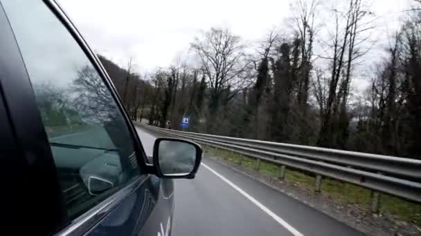 Auto fährt auf kurvenreicher Bergstraße. Auto fuhr bei trübem Wetter auf kurvenreicher Bergstraße in Wald auf Seilbahn auf — Stockvideo