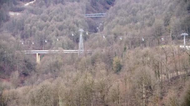 桥上缆车的顶视图。一年秋天, 缆车穿过城外的野林。山森林区域与桥梁和缆车 — 图库视频影像