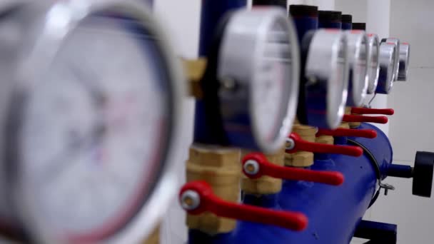 Nahaufnahme der Anzahl der Manometer. Manometer sind Geräte, die den Druck von Flüssigkeit oder Gas in Rohren in Unternehmen der Energietechnik messen — Stockvideo