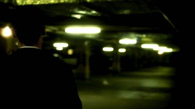 Bir yeraltı garajında Park girmek için kart anahtar kullanan adam. Takım elbiseli adam yeraltı otoparkı kapıyı açmak için manyetik anahtar kullanır.