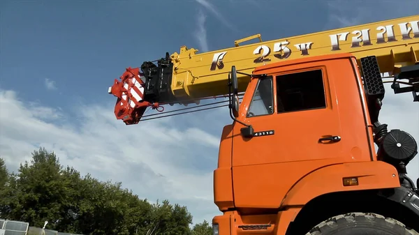 Közelről piros autódaru a kék ég és a háttérben erdő. Jelenet. Autódaru állandó vidéken. — Stock Fotó